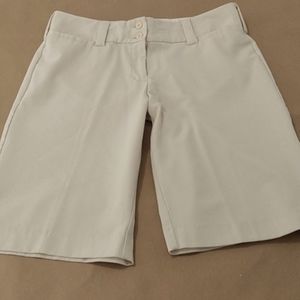 Bermudas women's sz/9 brand/Old College Inn lt. tan dbl button & zip front